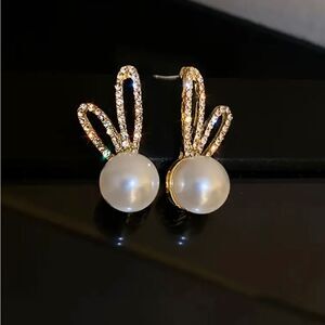 🐰 Betsey Johnson unique style sparkling bunny ear earrings gold or silver 🐰